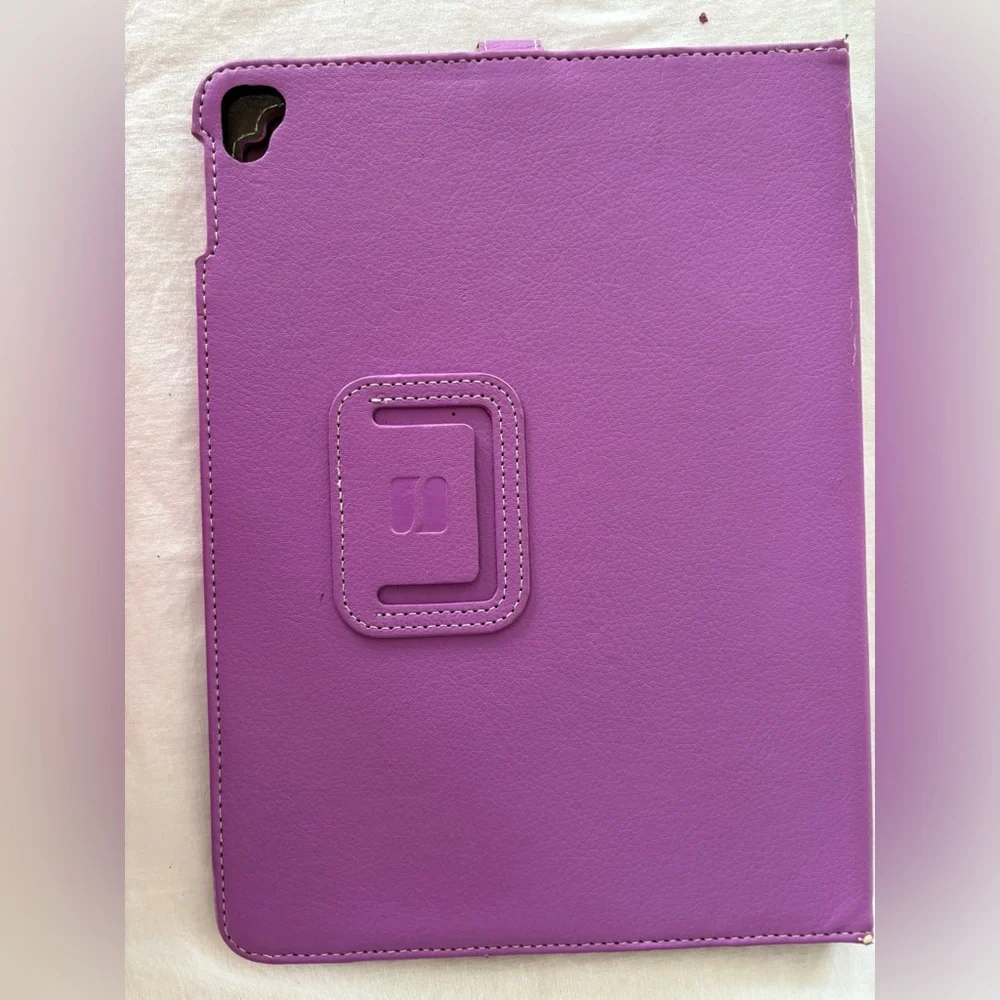 SNUGG. Leather iPad‎ case. Some wear and tear but in overall good condition.